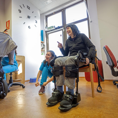 Imágenes de una terapia con exoesqueleto en la Asociación de Esclerosis Múltiple de Navarra