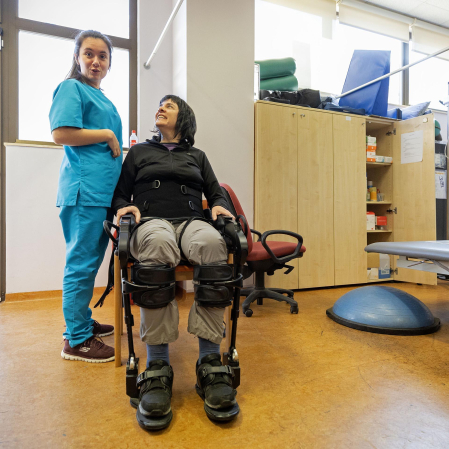 Imágenes de una terapia con exoesqueleto en la Asociación de Esclerosis Múltiple de Navarra