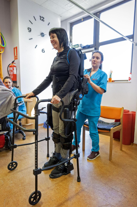 Imágenes de una terapia con exoesqueleto en la Asociación de Esclerosis Múltiple de Navarra