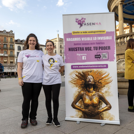 Asenna y alumnos de la Escuela Navarra de Teatro protagonizaron un acto este jueves, 14 de marzo, en la Plaza del Castillo, para concienciar sobre la endometriosis.