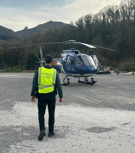 Los agentes habilitaron la zona para el aterrizaje del helicóptero de la Gendarmería Francesa