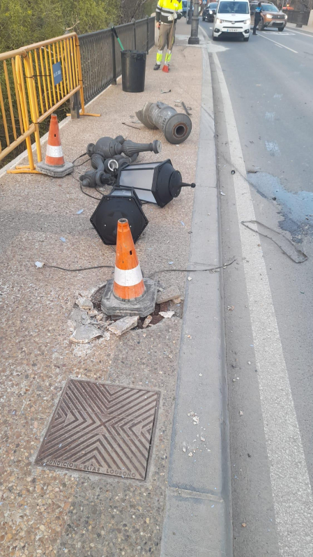 Restos de las farolas contra las que chocó y que derribaron también la valla
