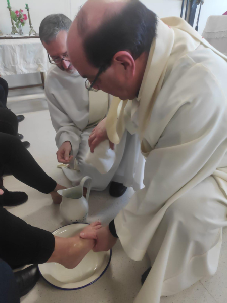 El arzobispo Florencio Roselló lava los pies de varios reclusos en la cárcel de Pamplona este Jueves Santo.