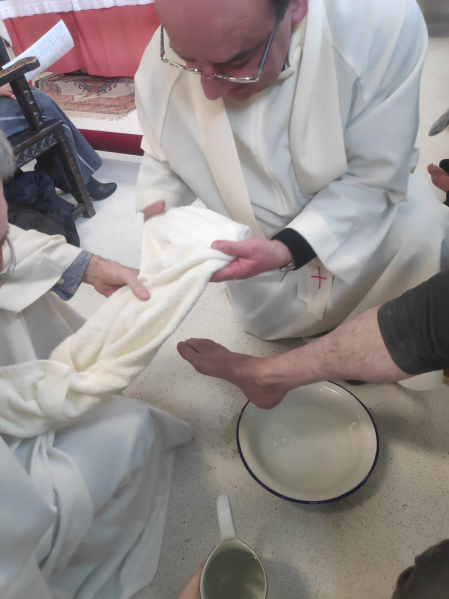 El arzobispo Florencio Roselló lava los pies de varios reclusos en la cárcel de Pamplona este Jueves Santo.