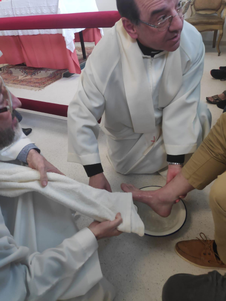 El arzobispo Florencio Roselló lava los pies de varios reclusos en la cárcel de Pamplona este Jueves Santo.