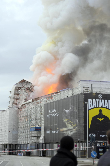 Fotos del incendio de la antigua bolsa de Copenhague. /