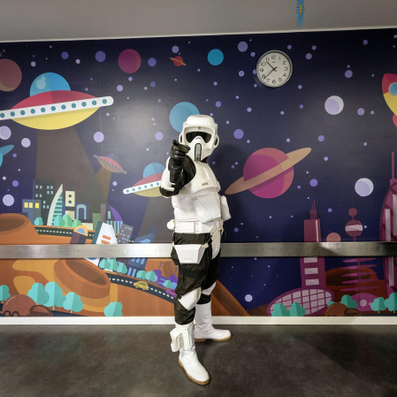 Fotos de la visita de los personajes de Star Wars a los pacientes de HUN con motivo de la campaña “La fuerza contra el cáncer”