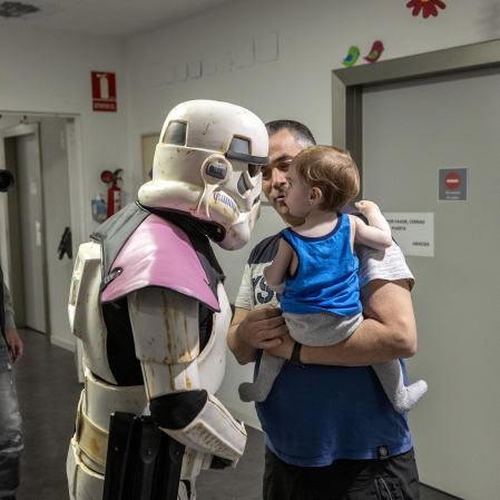 Fotos de la visita de los personajes de Star Wars a los pacientes de HUN con motivo de la campaña “La fuerza contra el cáncer”