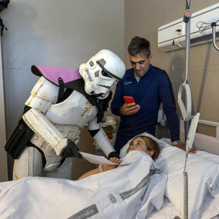 Fotos de la visita de los personajes de Star Wars a los pacientes de HUN con motivo de la campaña “La fuerza contra el cáncer”