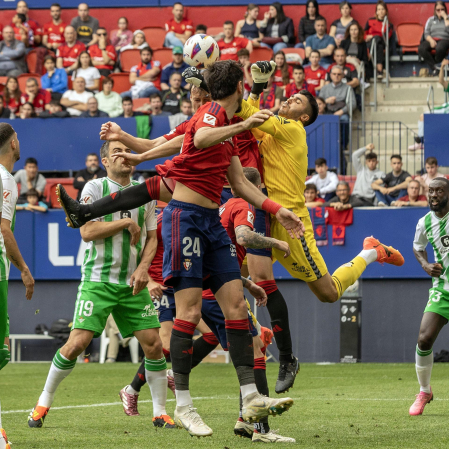 Fotos del Osasuna 0-2 Betis en El Sadar./