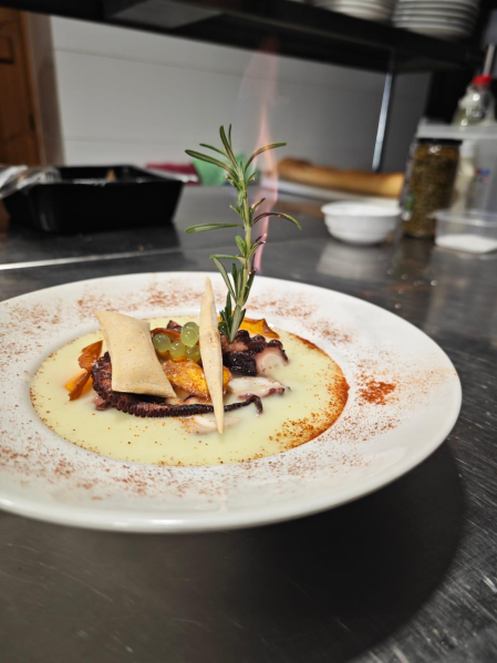 Este pulpo a la brasa sobre crema parmentier es una de las recetas que se pueden disfrutar en la Posada de Lantz.