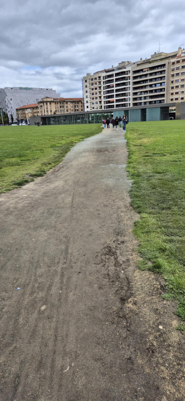 El ensanchamiento, que va comiendo al césped, se produce porque al no estar consolidado, cuando llueve los charcos hacen que los paseantes invadan el propio césped. Si se consolidara con grava, no continuaría creciendo.