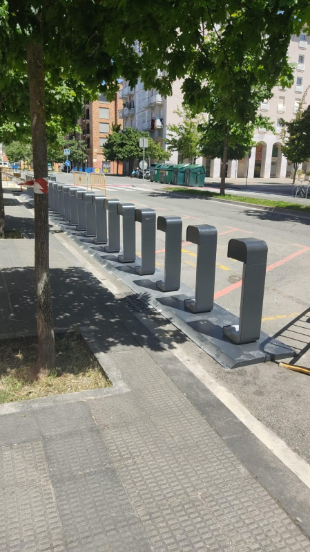 Se está colocando una zona de aparcamiento de bicicletas en la calle Joaquín Beunza y se eliminarán bastantes plazas de aparcamiento. A 20 metros se encuentra el parque de los Enamorados donde podrían haberlas instalado y así no quitar plazas a los vecinos que ya es muy difícil aparcar.