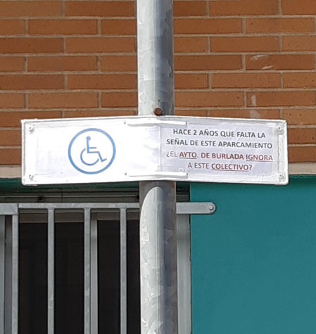 Aparcamiento de discapacitados en la calle Elizguibela de Burlada. Dos años esperando a que el Ayto. reponga la señal que falta.