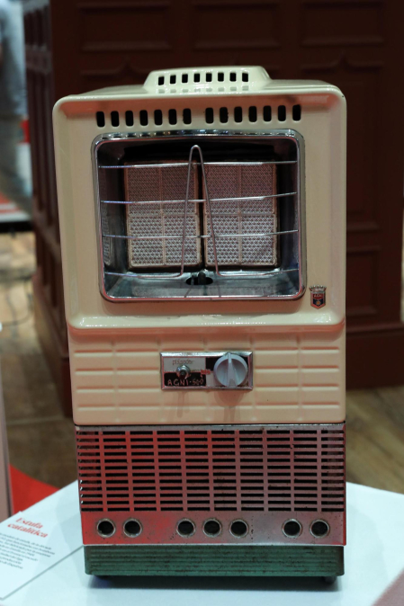 Asistentes a la inauguración de la exposición en las Salesas de objetos e historia de la Asociación de la Industria Navarra con motivo de la sexta década de la organización