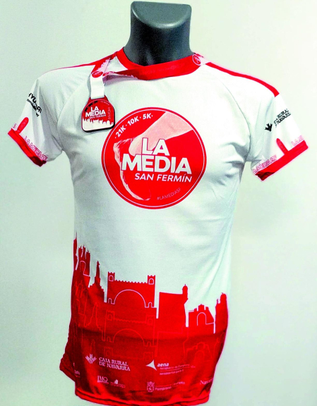 Detalle de la camiseta y la medalla conmemorativas que recibirán los corredores en la cita