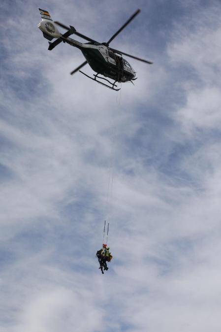 Fotos de la I Jornada de Seguridad en la Montaña del GREIM en Pamplona y de la exhibición de rescate con helicóptero. /