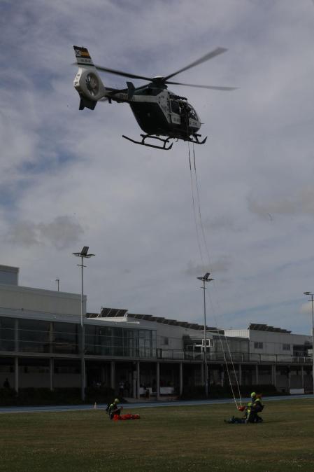Fotos de la I Jornada de Seguridad en la Montaña del GREIM en Pamplona y de la exhibición de rescate con helicóptero. /