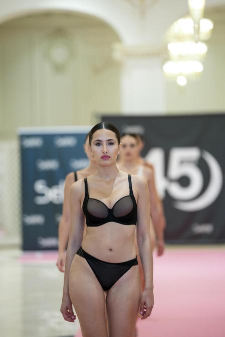 Foto del desfile por el 45º aniversario de Creaciones Selene./