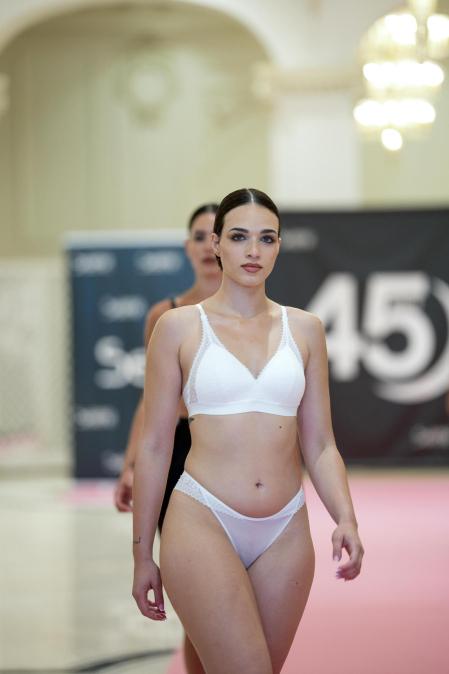 Foto del desfile por el 45º aniversario de Creaciones Selene./