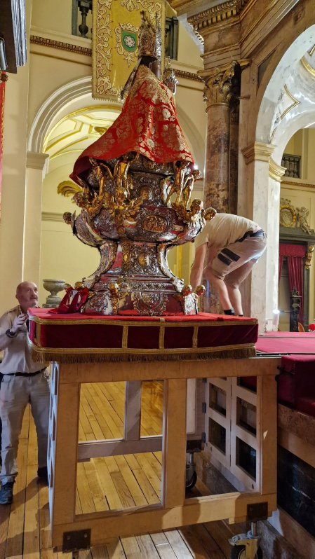 Fotos del proceso de preparación de la imagen de San Fermín antes del comienzo de las fiestas. /
