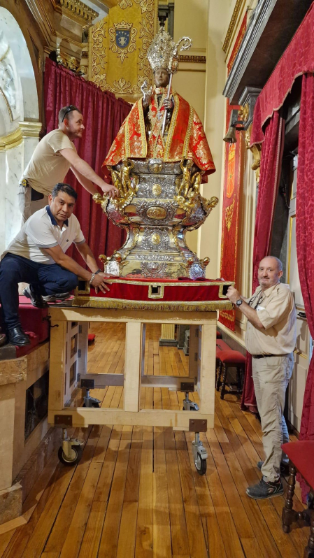 Fotos del proceso de preparación de la imagen de San Fermín antes del comienzo de las fiestas. /