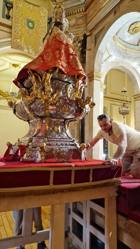 Fotos del proceso de preparación de la imagen de San Fermín antes del comienzo de las fiestas. /
