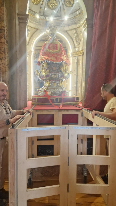 Fotos del proceso de preparación de la imagen de San Fermín antes del comienzo de las fiestas. /