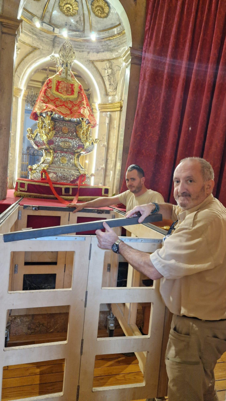 Fotos del proceso de preparación de la imagen de San Fermín antes del comienzo de las fiestas. /