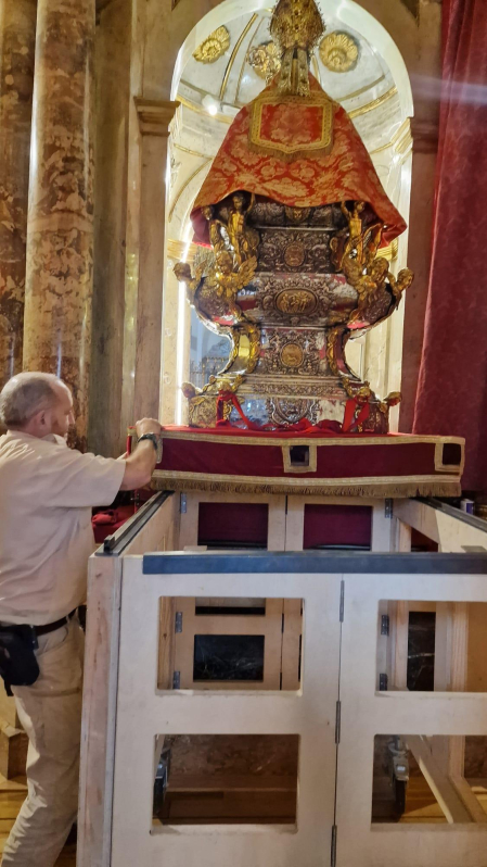 Fotos del proceso de preparación de la imagen de San Fermín antes del comienzo de las fiestas. /