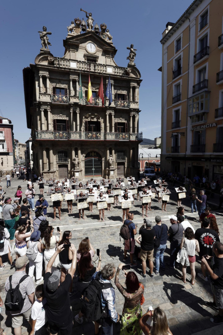Fotos de la protesta de las organizaciones animalistas PETA y AnimaNaturalis en contra de la tauromaquia.