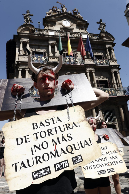 Fotos de la protesta de las organizaciones animalistas PETA y AnimaNaturalis en contra de la tauromaquia.