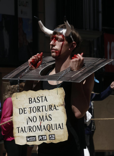 Fotos de la protesta de las organizaciones animalistas PETA y AnimaNaturalis en contra de la tauromaquia.
