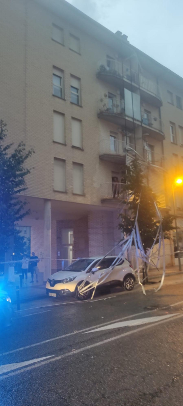 Estado en el que ha quedado el balcón que ha sufrido desperfectos en la calle Concejo de Olaz