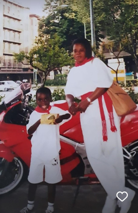 Iñaki WIlliams posa junto a su madre en unos Sanfemines de su infancia