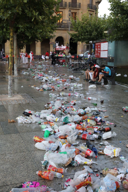 Así han amanecido las calles de Pamplona tras la primera noche de fiestas de San Fermín. |