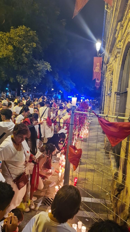 Fotos de la ofrenda de pañuelicos en San Fermín el 14 de julio