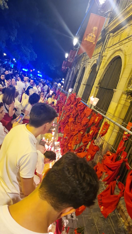 Fotos de la ofrenda de pañuelicos en San Fermín el 14 de julio