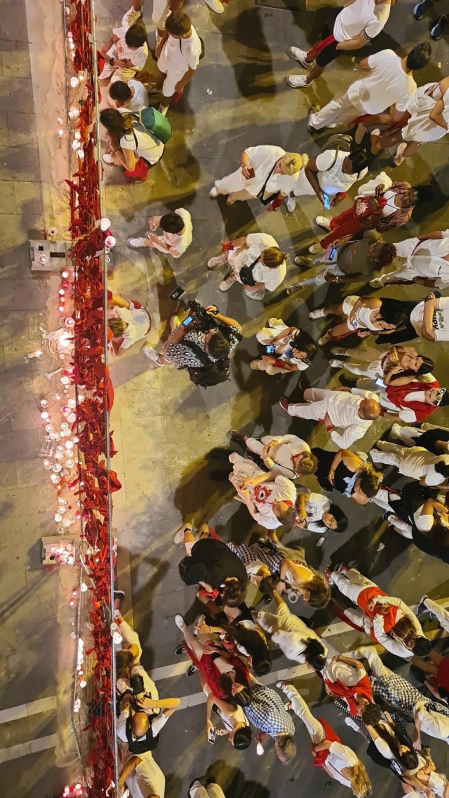 Fotos de la ofrenda de pañuelicos en San Fermín el 14 de julio
