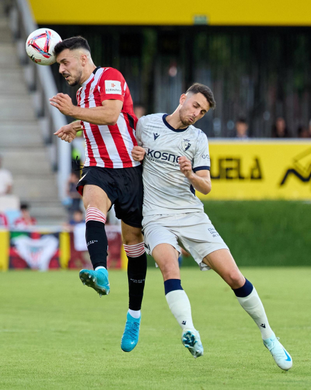 Fotos del partido entre Athletic y Osasuna en la Euskal Herriko Txapela en Barakaldo