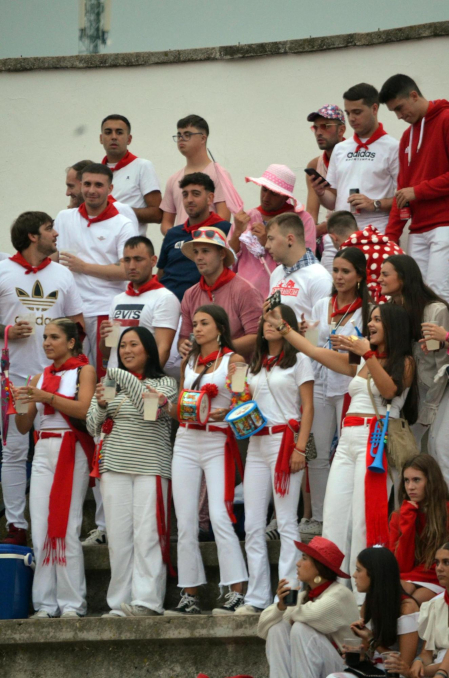 La localidad celebró el festejo taurino con novillos de Valle Blanco para los rejoneadores David Gomes (de verde) y Adrián Venegas (de azul)