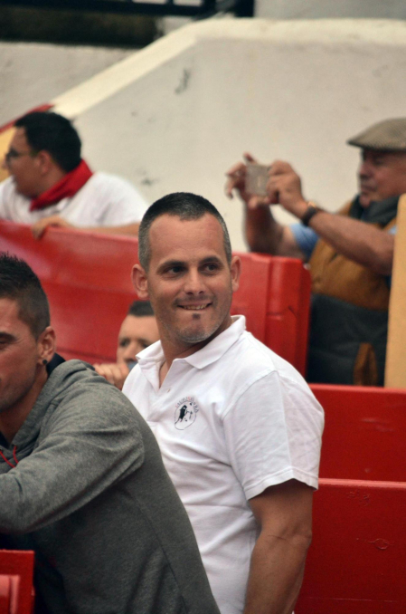 La localidad celebró el festejo taurino con novillos de Valle Blanco para los rejoneadores David Gomes (de verde) y Adrián Venegas (de azul)