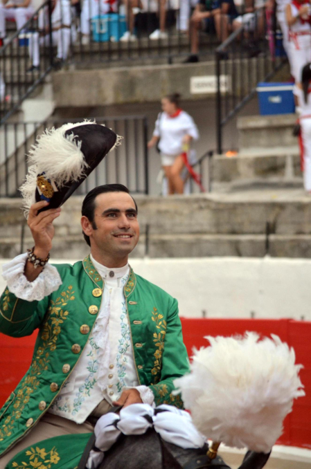 La localidad celebró el festejo taurino con novillos de Valle Blanco para los rejoneadores David Gomes (de verde) y Adrián Venegas (de azul)