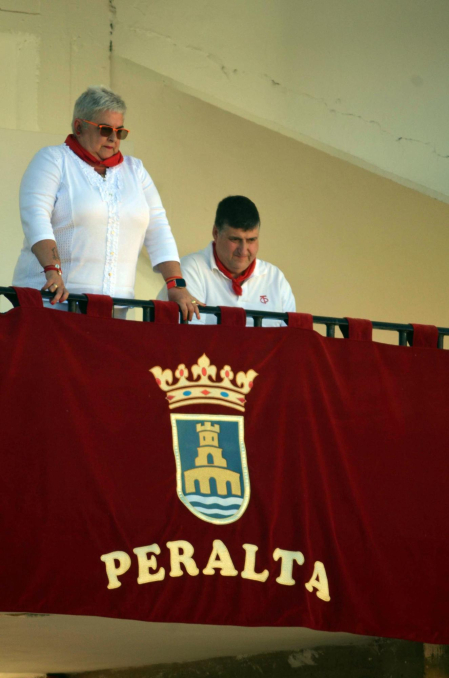 Fotos de la novillada y la cornada a Miguel Serrano en Peralta. /