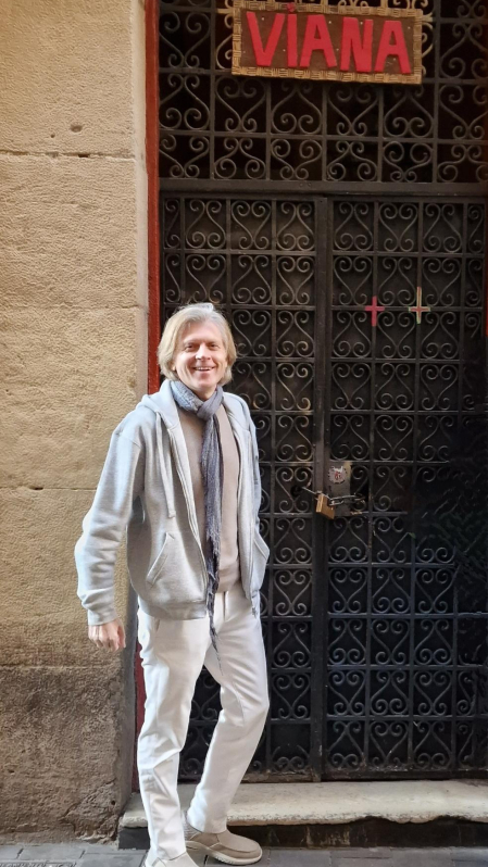John Kelly, en una imagen reciente junto al bar Viana