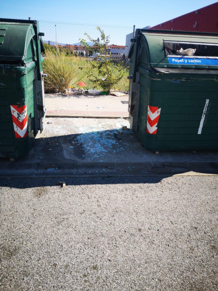 Quisiera denunciar lo que pasa día si y día también el Ansoain (calle Berriobide) se avisa a la policía pero hacen caso omiso. Dejan fuera de los contenedores cristales y de todo. /
