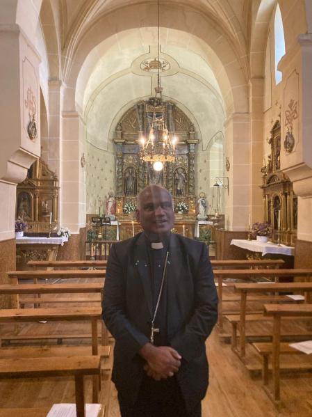Visita del obispo auxiliar de Kerala, Justin Madathparambile, a Navaz.