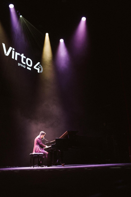 Foto de la fiesta de los 40 años de Virto con Jesús Vázquez y Bustamante./