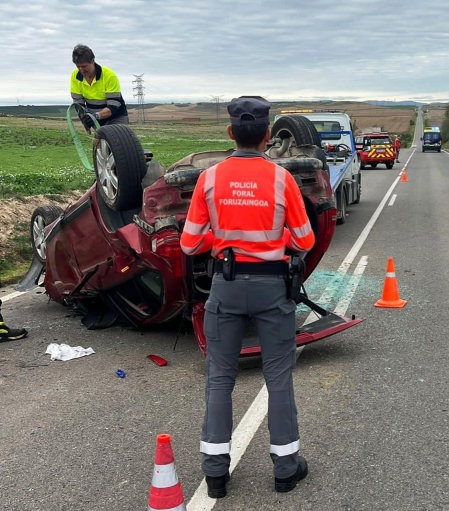 Vídeo de la atención de Policía Foral en un vuelco en la NA-115 en Peralta