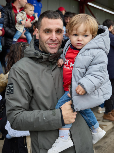Fotos del encuentro de los niños del club Osasunbebé con los jugadores de la primera plantilla de Osasuna, en Tajonar.